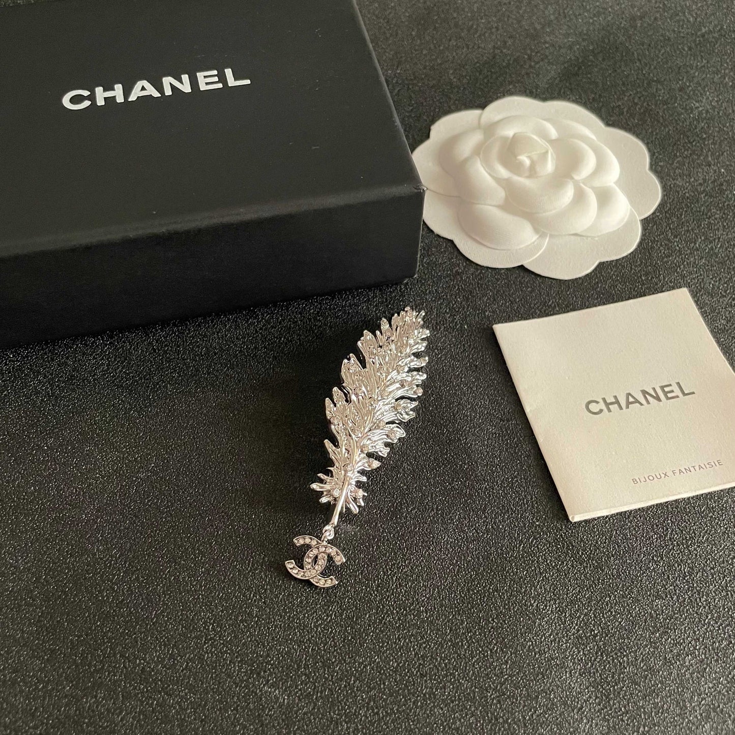 CHANEL 26S DOUBLE C LOGO CRYSTAL EMBELLISHED LEAF BROOCH IN SILVER METAL 630081