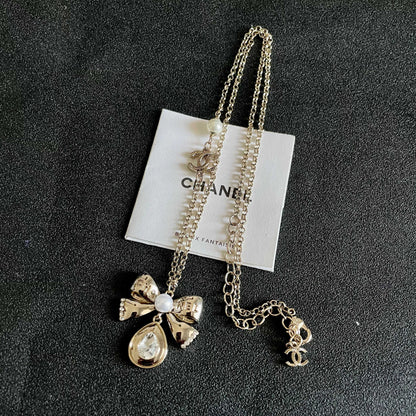 CHANEL 26S DOUBLE C LOGO PEARL BOW & CRYSTAL DROP NECKLACE IN GOLD METAL 629884