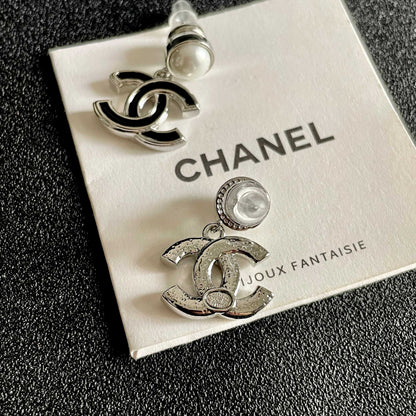CHANEL 26S DOUBLE C LOGO BLACK ENAMEL & PEARL DROP EARRINGS IN SILVER METAL 629895