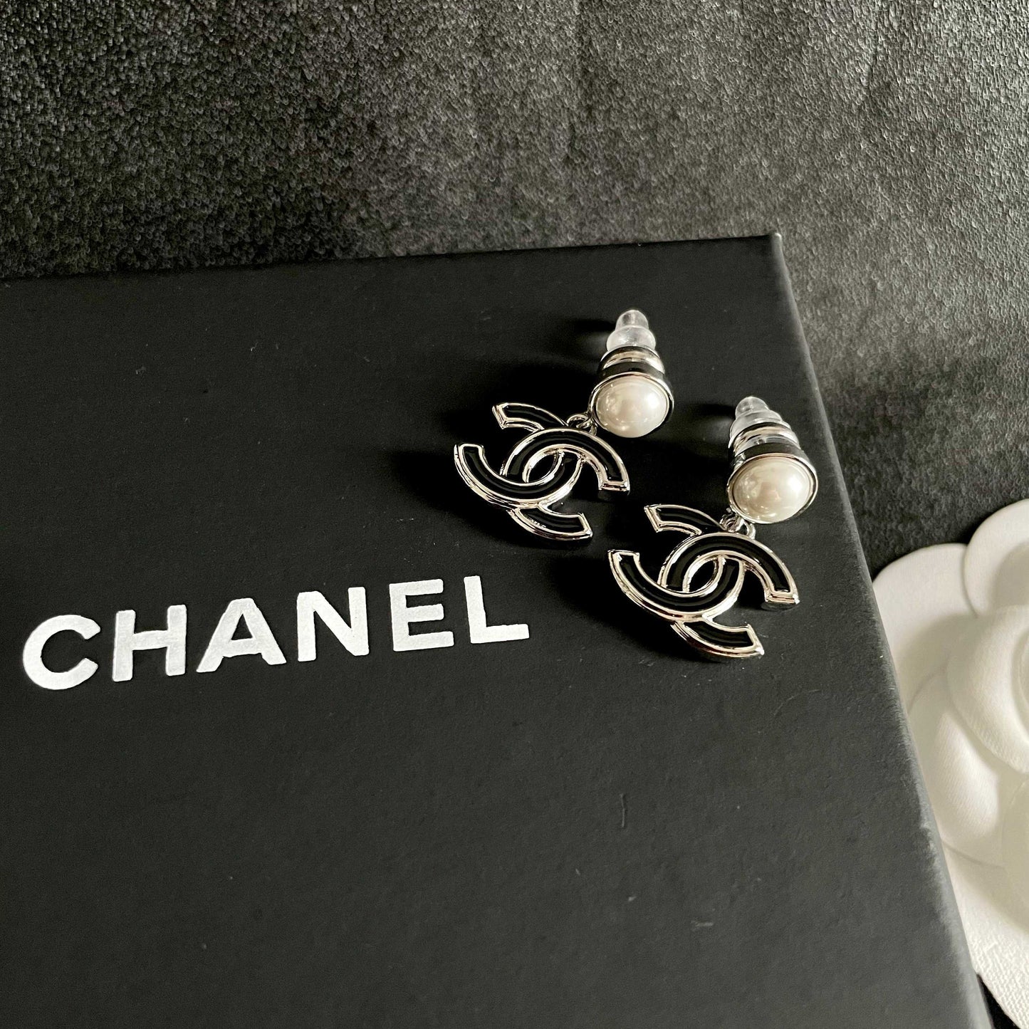 CHANEL 26S DOUBLE C LOGO BLACK ENAMEL & PEARL DROP EARRINGS IN SILVER METAL 629895