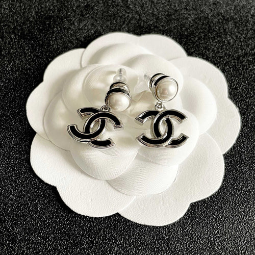 CHANEL 26S DOUBLE C LOGO BLACK ENAMEL & PEARL DROP EARRINGS IN SILVER METAL 629895