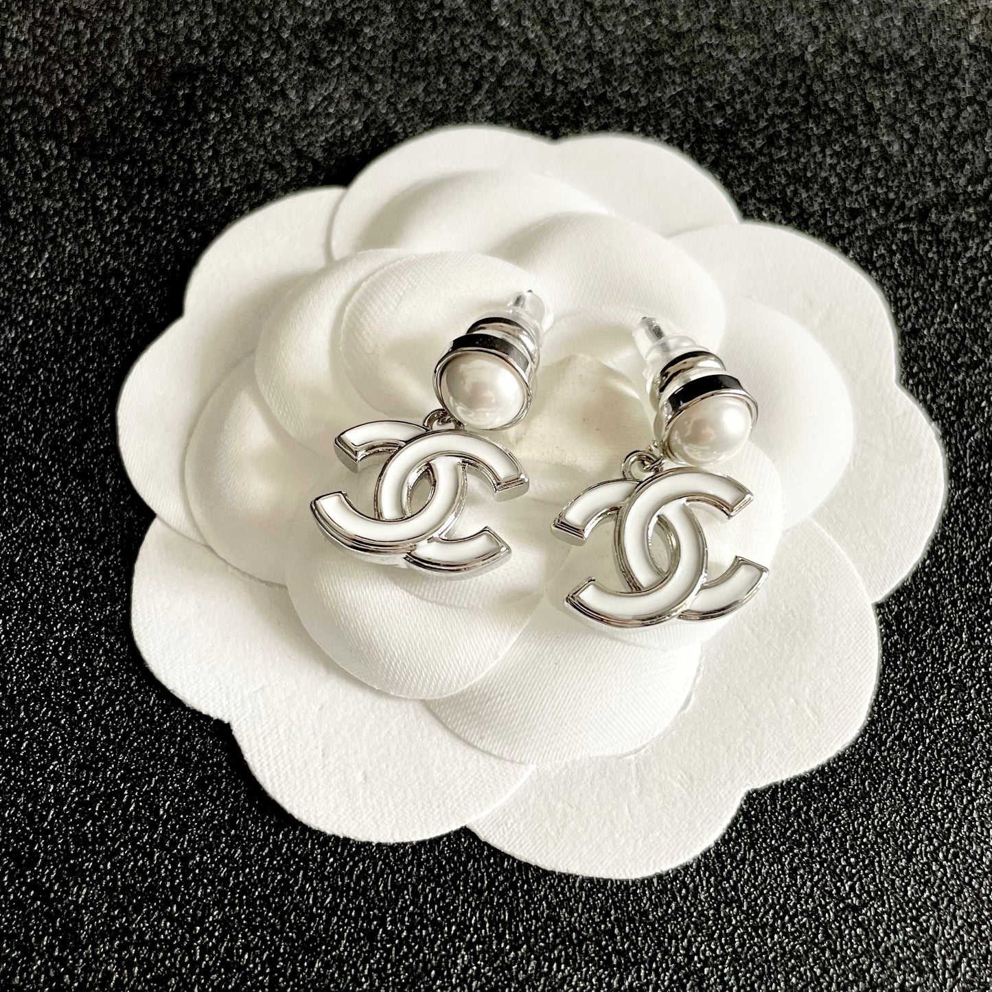 CHANEL 26S DOUBLE C LOGO WHITE ENAMEL & PEARL DROP EARRINGS IN SILVER METAL 629896