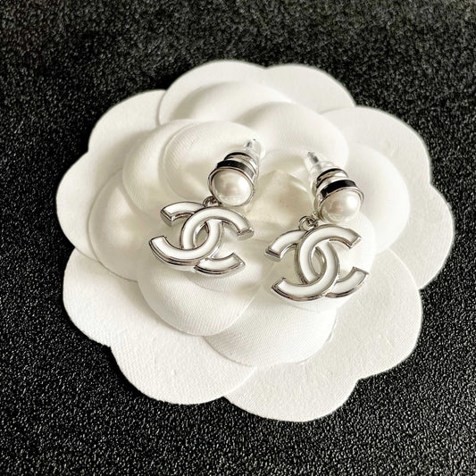 CHANEL 26S DOUBLE C LOGO WHITE ENAMEL & PEARL DROP EARRINGS IN SILVER METAL 629896