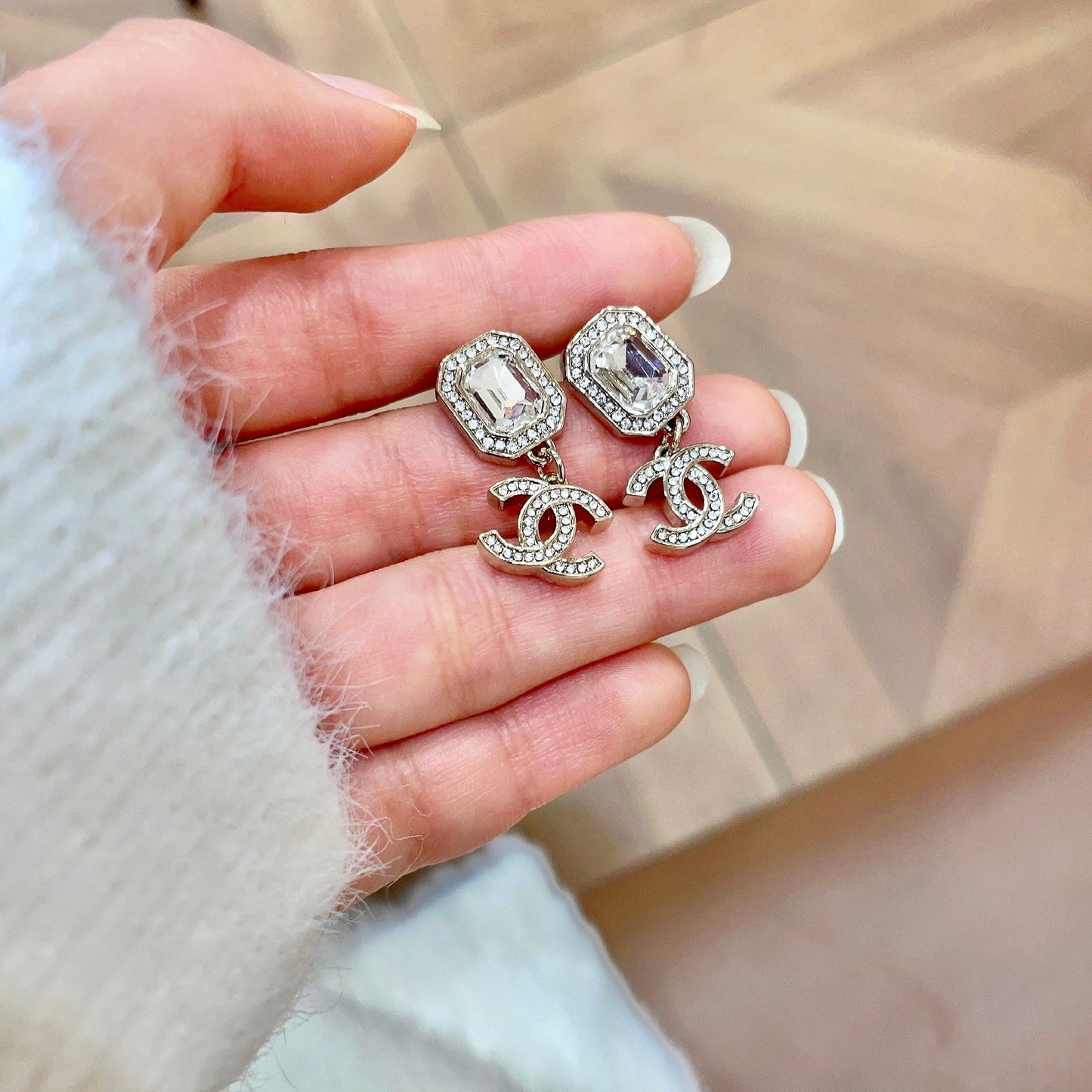 CHANEL 26S DOUBLE C LOGO CRYSTAL DROP EARRINGS WITH GEOMETRIC STONE IN GOLD METAL 629899