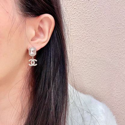 CHANEL 26S DOUBLE C LOGO CRYSTAL DROP EARRINGS WITH GEOMETRIC STONE IN GOLD METAL 629899