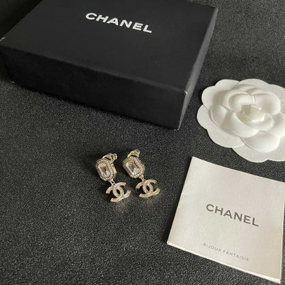 CHANEL 26S DOUBLE C LOGO CRYSTAL DROP EARRINGS WITH GEOMETRIC STONE IN GOLD METAL 629899