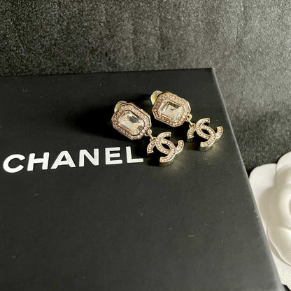 CHANEL 26S DOUBLE C LOGO CRYSTAL DROP EARRINGS WITH GEOMETRIC STONE IN GOLD METAL 629899