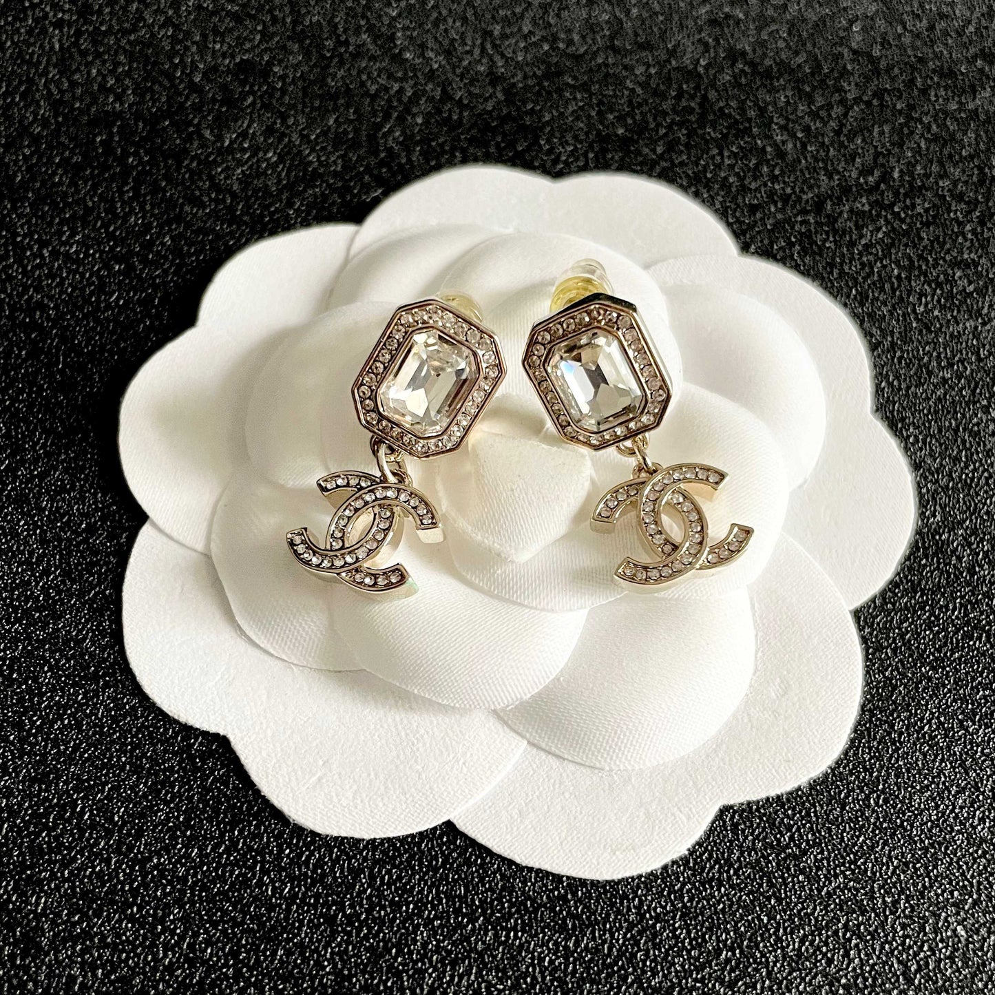 CHANEL 26S DOUBLE C LOGO CRYSTAL DROP EARRINGS WITH GEOMETRIC STONE IN GOLD METAL 629899