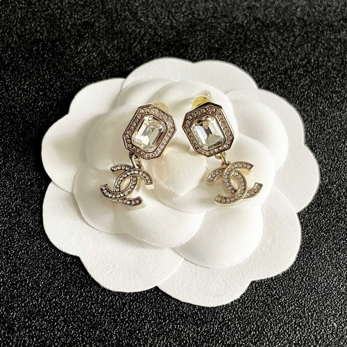 CHANEL 26S DOUBLE C LOGO CRYSTAL DROP EARRINGS WITH GEOMETRIC STONE IN GOLD METAL 629899