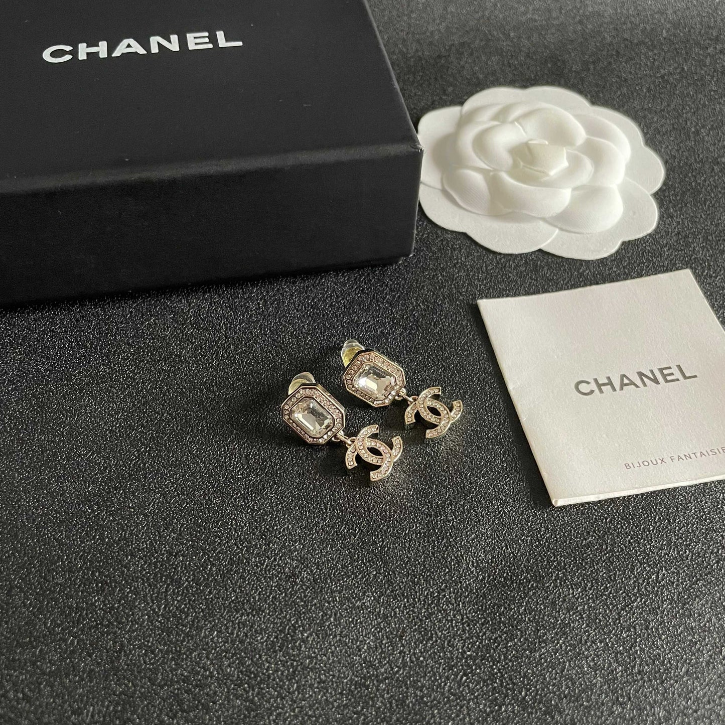 CHANEL 26S DOUBLE C LOGO CRYSTAL DROP EARRINGS WITH GEOMETRIC STONE IN GOLD METAL 629899