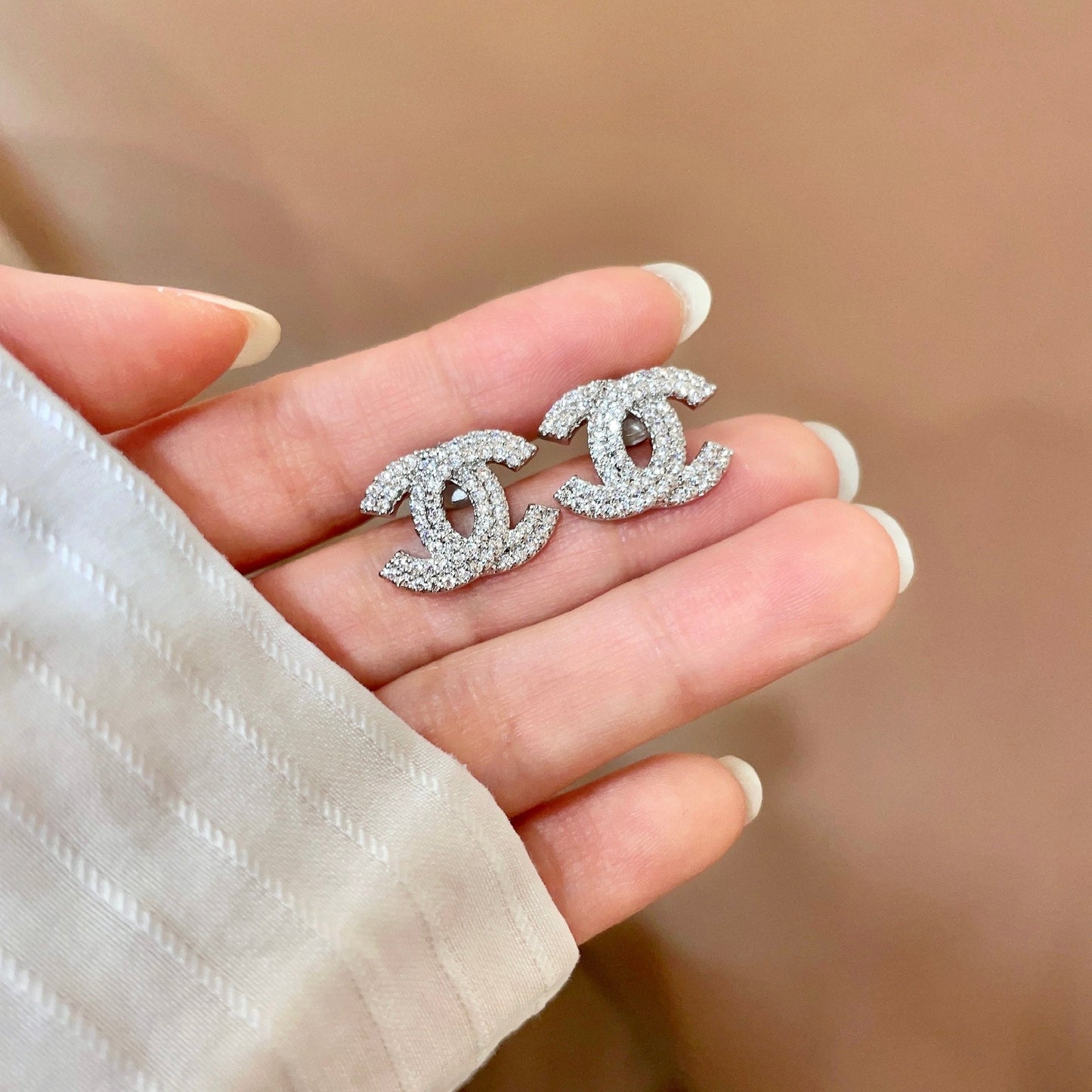 CHANEL 26S DOUBLE C LOGO CRYSTAL PAVE STUD EARRINGS IN SILVER METAL 629904