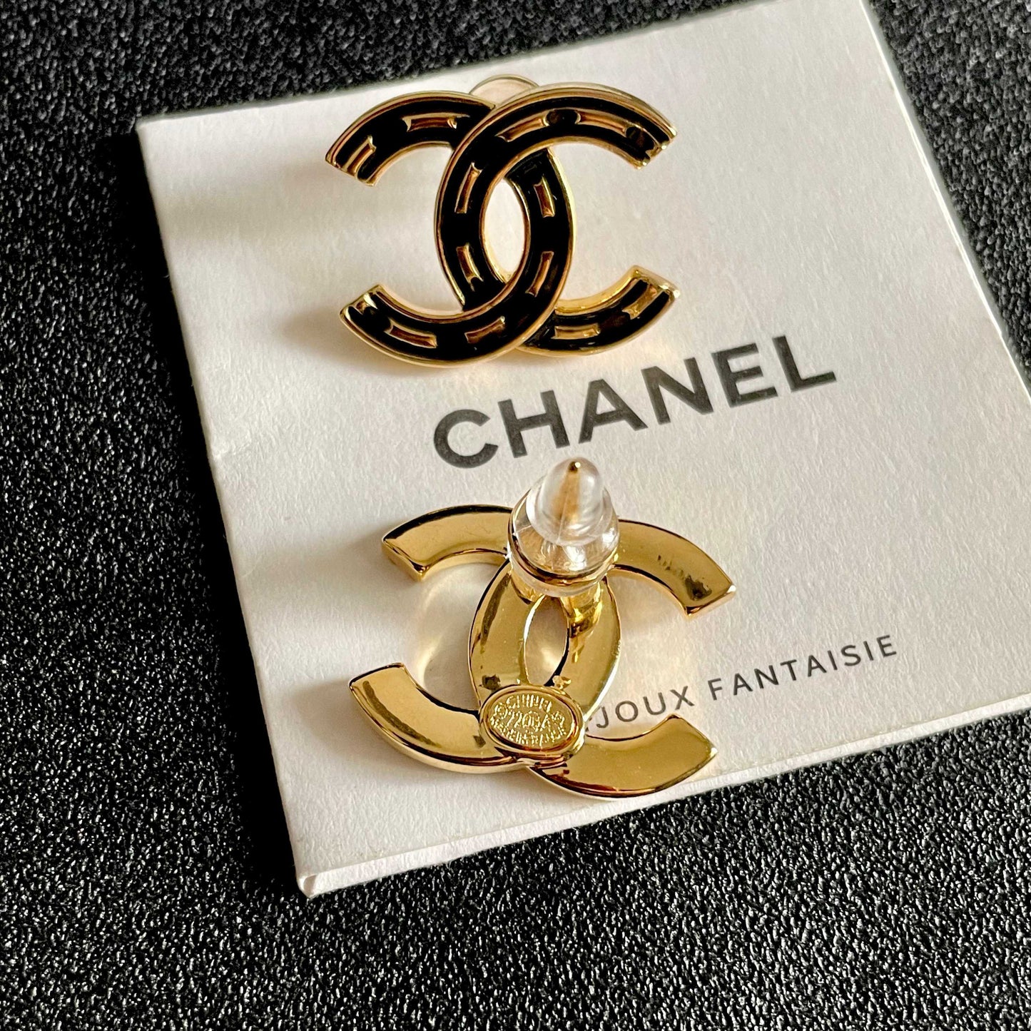 CHANEL 26S DOUBLE C LOGO BLACK ENAMEL STUD EARRINGS IN GOLD METAL 629902