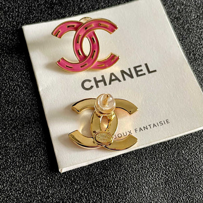 CHANEL 26S CHANEL DOUBLE C LOGO PINK ENAMEL STUD EARRINGS IN GOLD METAL 629905