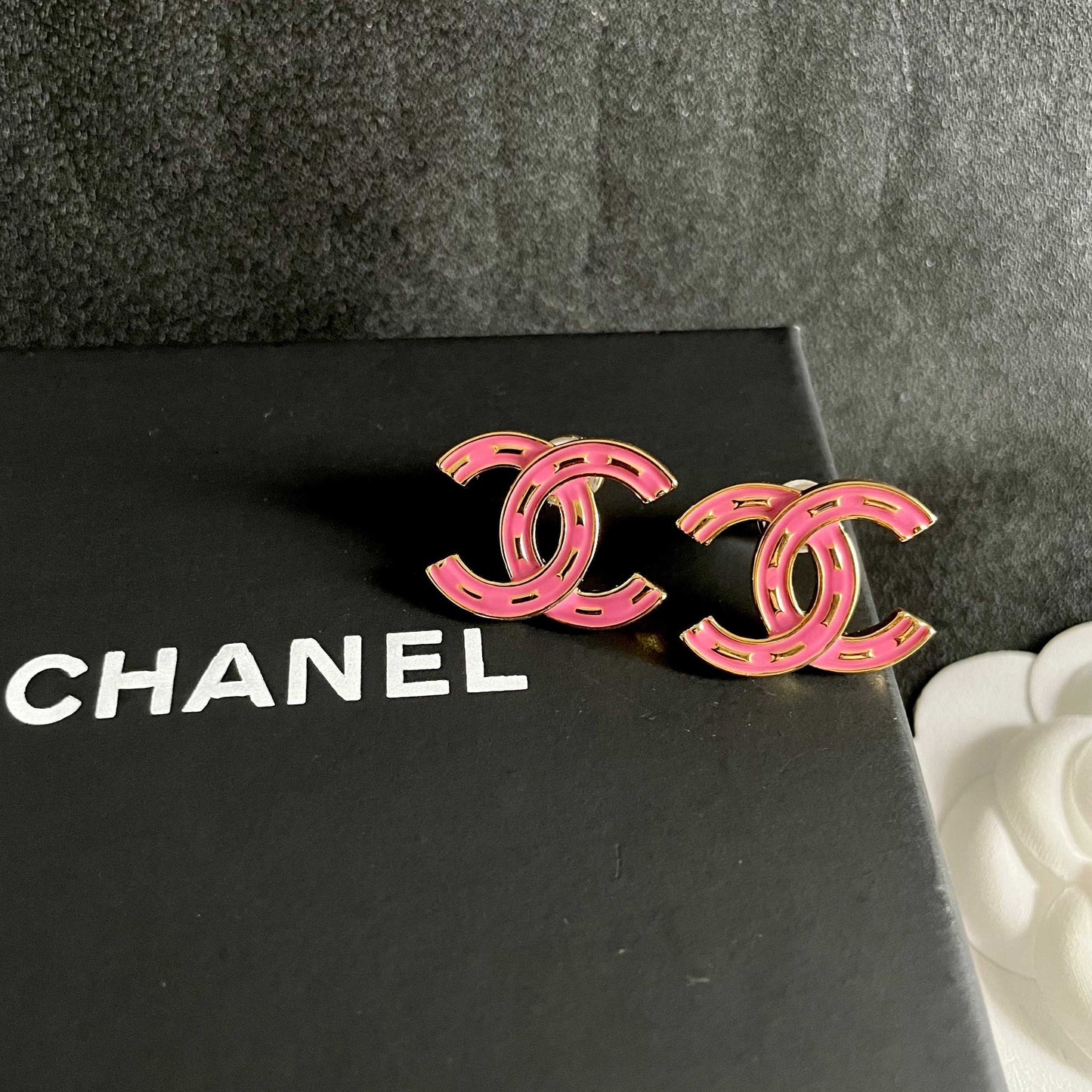 CHANEL 26S CHANEL DOUBLE C LOGO PINK ENAMEL STUD EARRINGS IN GOLD METAL 629905