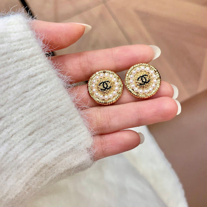 CHANEL 26S DOUBLE C LOGO PEARL ROUND STUD EARRINGS IN GOLD METAL 629906