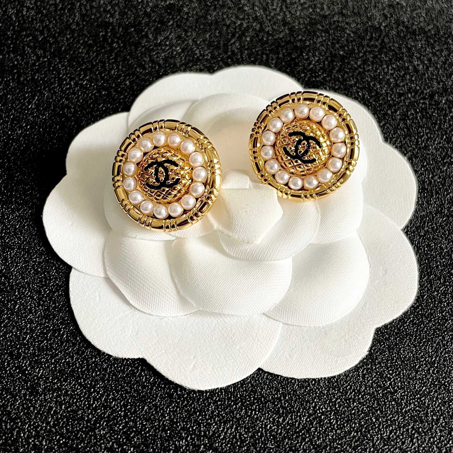 CHANEL 26S DOUBLE C LOGO PEARL ROUND STUD EARRINGS IN GOLD METAL 629906