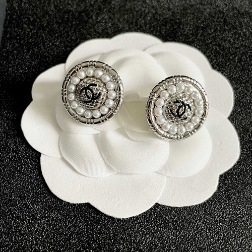 CHANEL 26S DOUBLE C LOGO PEARL ROUND STUD EARRINGS IN SILVER METAL 629907