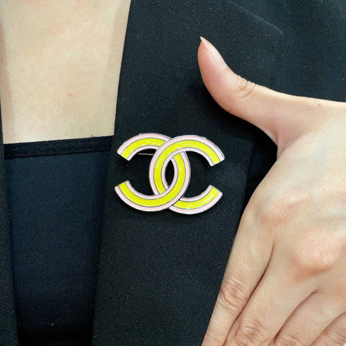 CHANEL 26S CHANEL DOUBLE C LOGO YELLOW & PINK ENAMEL BROOCH IN SILVER METAL 629912