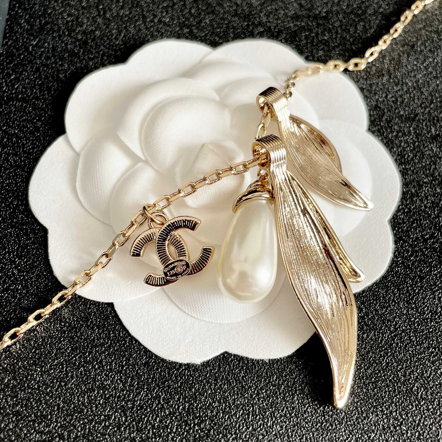 CHANEL 26S DOUBLE C LOGO LEAF & PEARL DROP PENDANT NECKLACE WITH CRYSTAL DETAIL IN GOLD METAL 631013