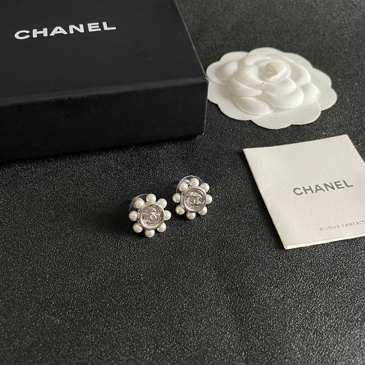 CHANEL 26S DOUBLE C LOGO PEARL TRIM ROUND STUD EARRINGS IN SILVER METAL 631020