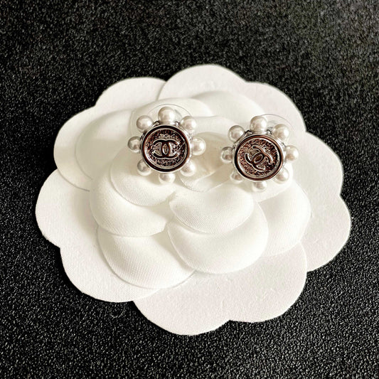 CHANEL 26S DOUBLE C LOGO PEARL TRIM ROUND STUD EARRINGS IN SILVER METAL 631020