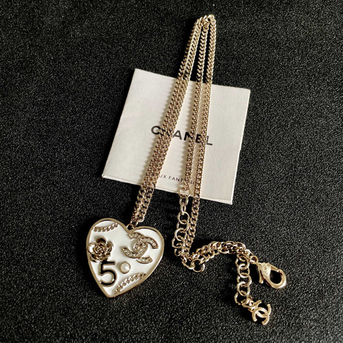 CHANEL 26S DOUBLE C LOGO NO.5 FLORAL HEART NECKLACE IN WHITE ENAMEL & GOLD METAL 630794
