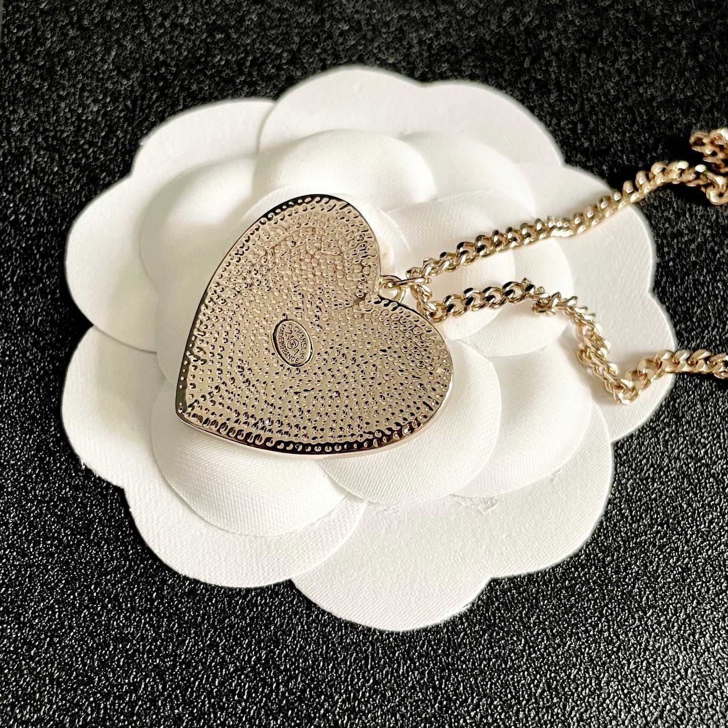 CHANEL 26S DOUBLE C LOGO HEART CHARM NECKLACE WITH NO.5 & FLORAL DETAIL IN GOLD METAL 630796