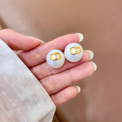 CD 26S RESIN PEARL LOGO STUD EARRINGS IN GOLD TONE METAL 630807