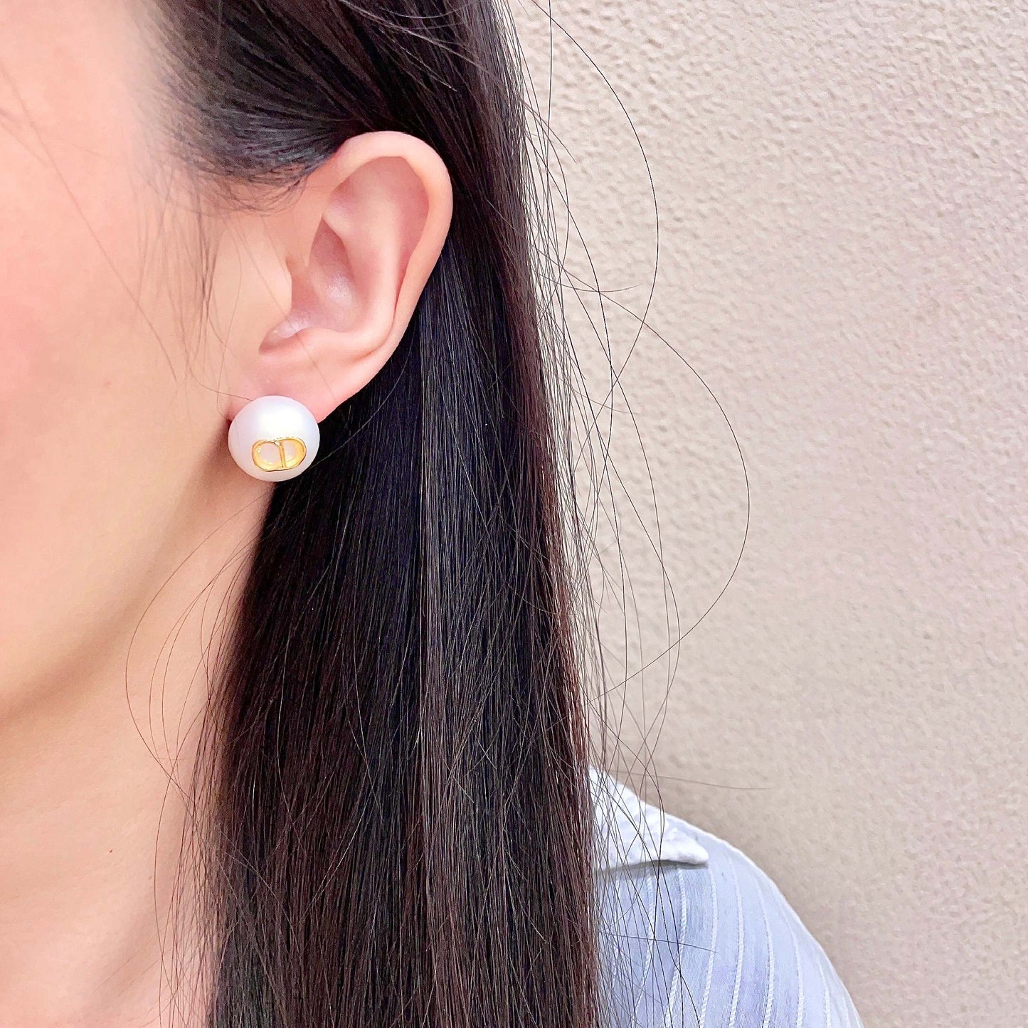 CD 26S RESIN PEARL LOGO STUD EARRINGS IN GOLD TONE METAL 630807