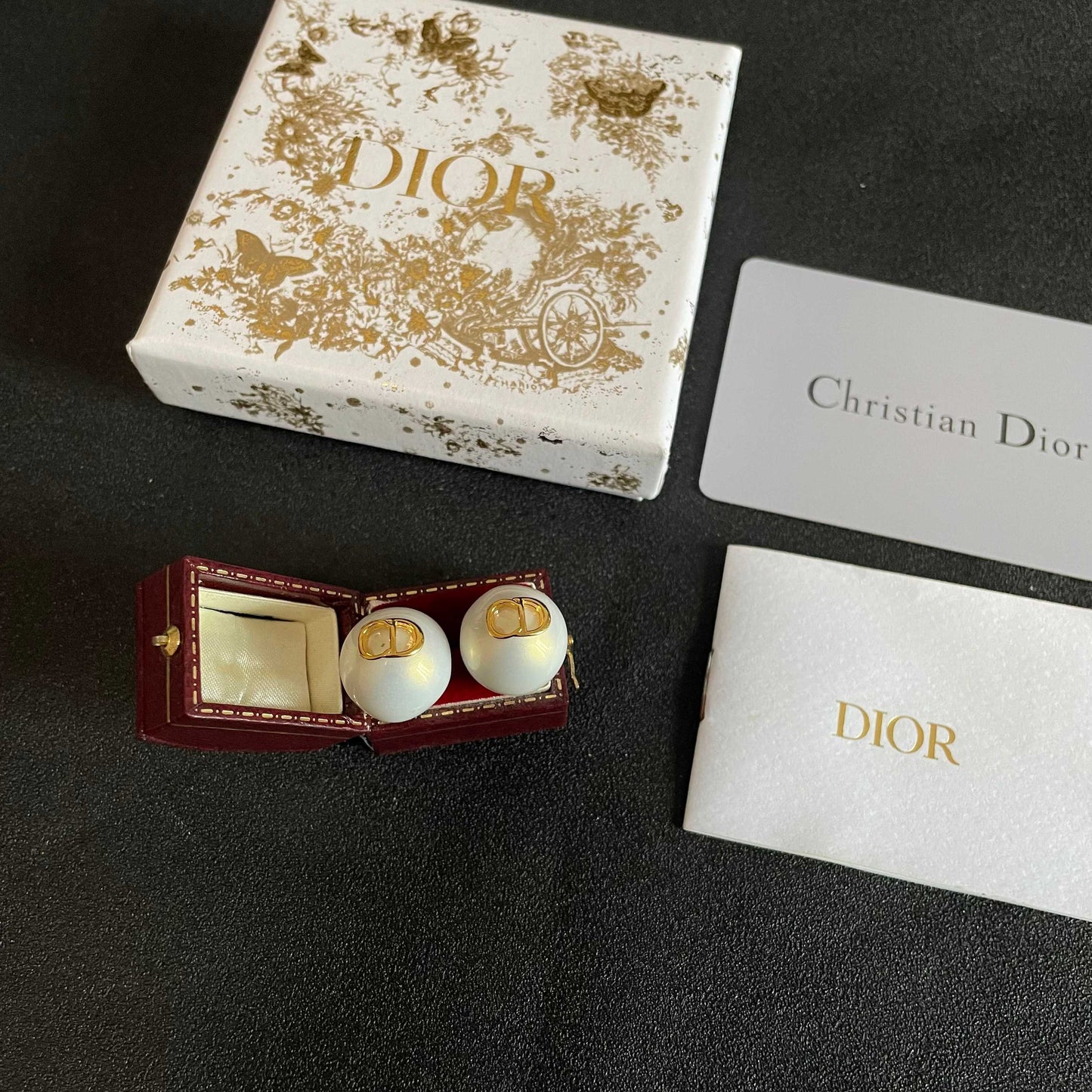 CD 26S RESIN PEARL LOGO STUD EARRINGS IN GOLD TONE METAL 630807