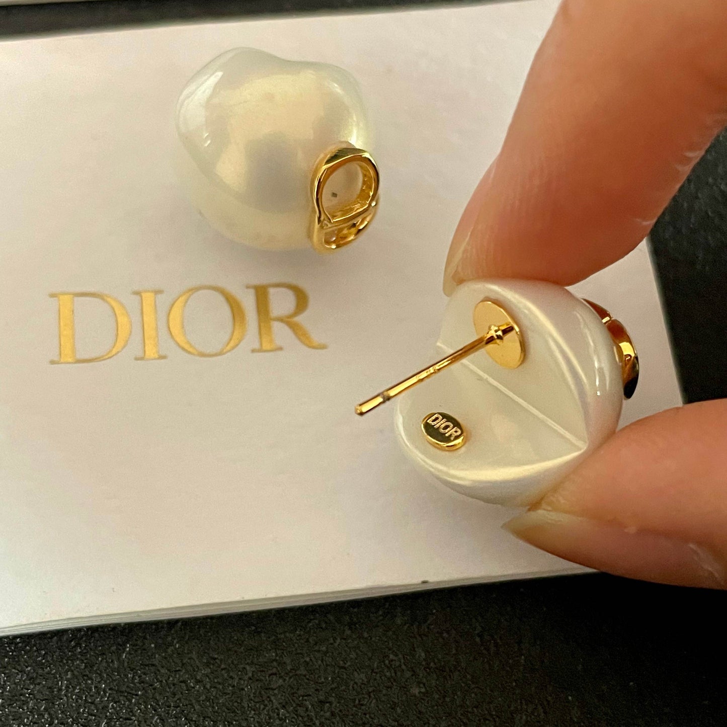 CD 26S RESIN PEARL LOGO STUD EARRINGS IN GOLD TONE METAL 630807