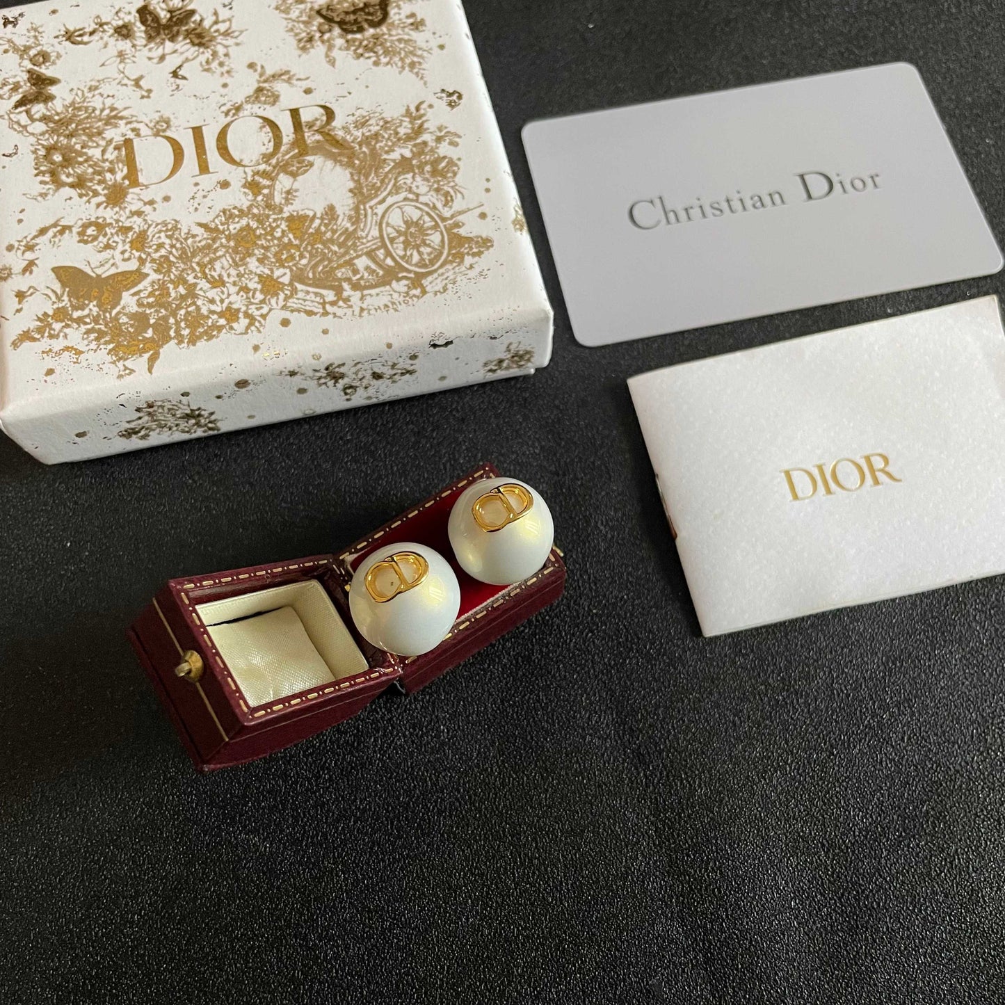 CD 26S RESIN PEARL LOGO STUD EARRINGS IN GOLD TONE METAL 630807