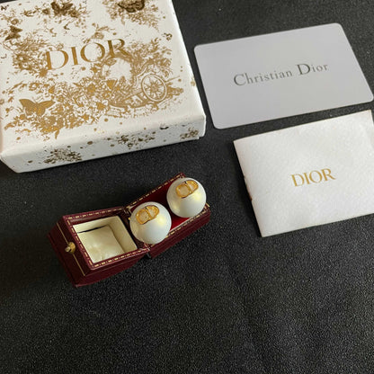 CD 26S RESIN PEARL LOGO STUD EARRINGS IN GOLD TONE METAL 630807