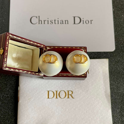 CD 26S RESIN PEARL LOGO STUD EARRINGS IN GOLD TONE METAL 630807
