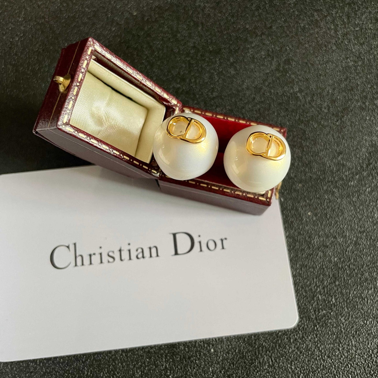 CD 26S RESIN PEARL LOGO STUD EARRINGS IN GOLD TONE METAL 630807