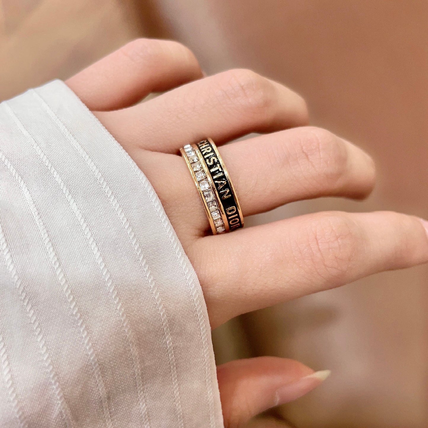 CD 26S CRYSTAL BAND LOGO RING IN GOLD TONE METAL 630811