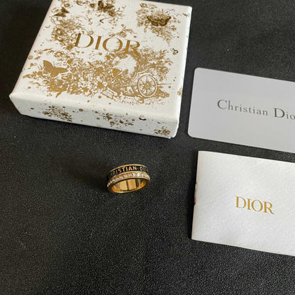 CD 26S CRYSTAL BAND LOGO RING IN GOLD TONE METAL 630811