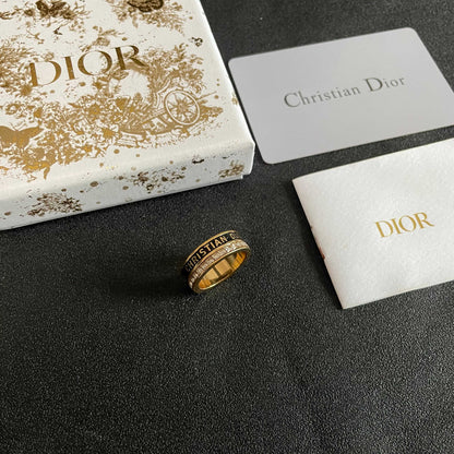 CD 26S CRYSTAL BAND LOGO RING IN GOLD TONE METAL 630811