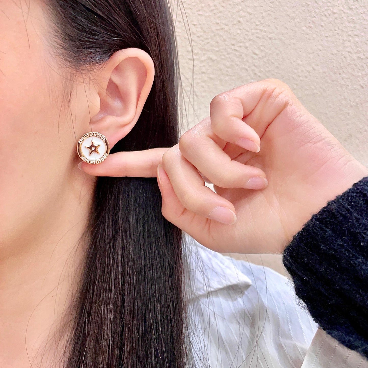 CD 26S STAR MEDALLION LOGO STUD EARRINGS IN WHITE ENAMEL & GOLD TONE METAL 631812
