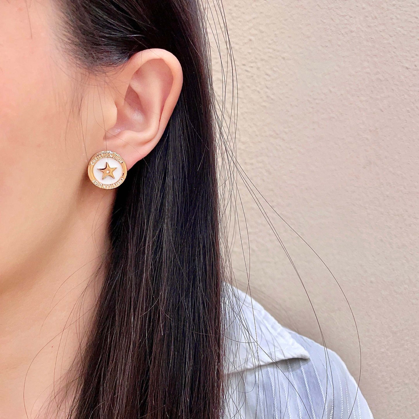 CD 26S STAR MEDALLION LOGO STUD EARRINGS IN WHITE ENAMEL & GOLD TONE METAL 631812