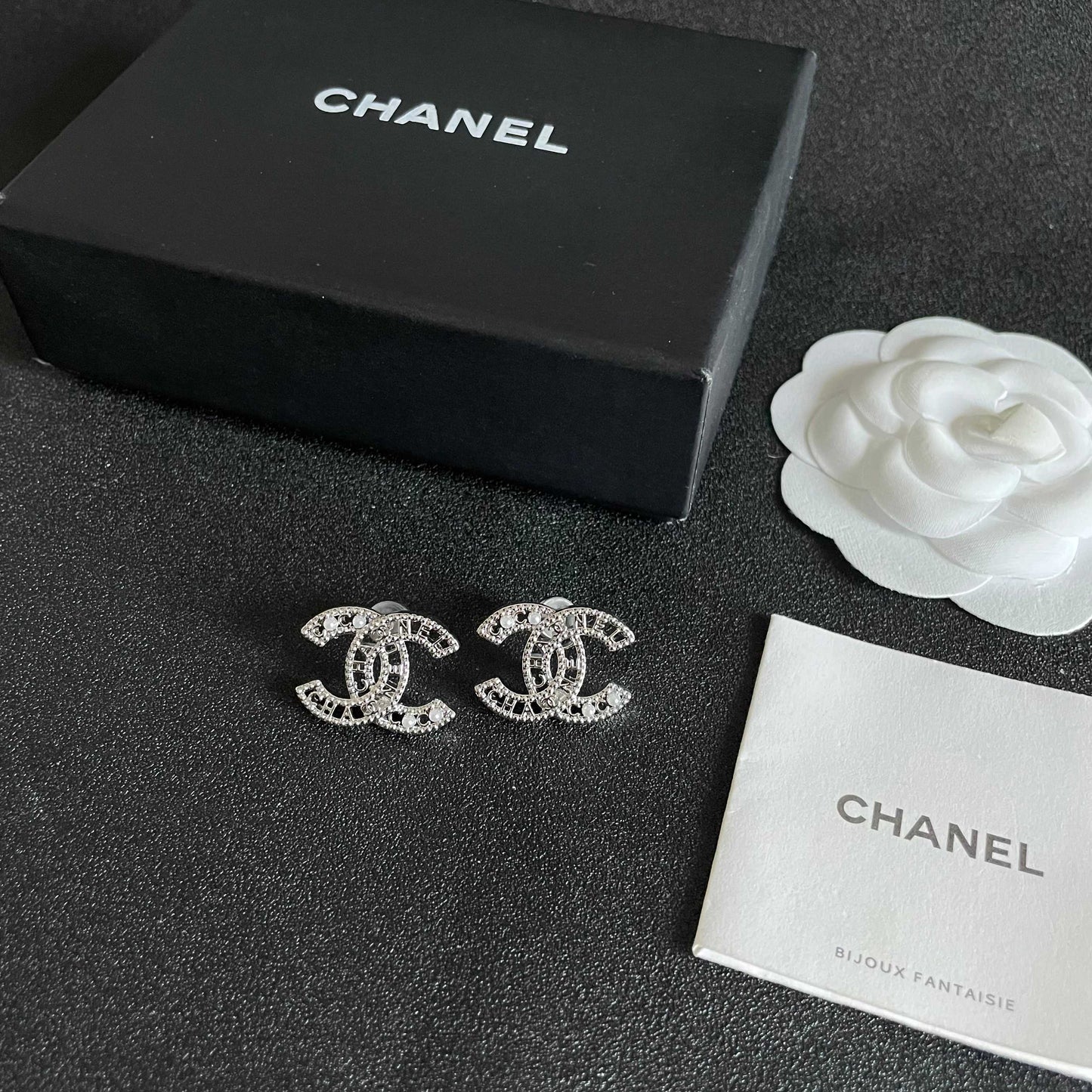 CHANEL 26S DOUBLE C LOGO CRYSTAL & PEARL DETAIL STUD EARRINGS IN SILVER METAL 631816