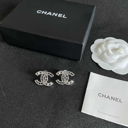 CHANEL 26S DOUBLE C LOGO CRYSTAL & PEARL DETAIL STUD EARRINGS IN SILVER METAL 631816