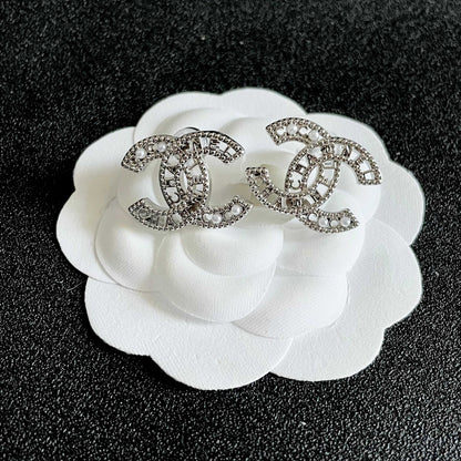 CHANEL 26S DOUBLE C LOGO CRYSTAL & PEARL DETAIL STUD EARRINGS IN SILVER METAL 631816