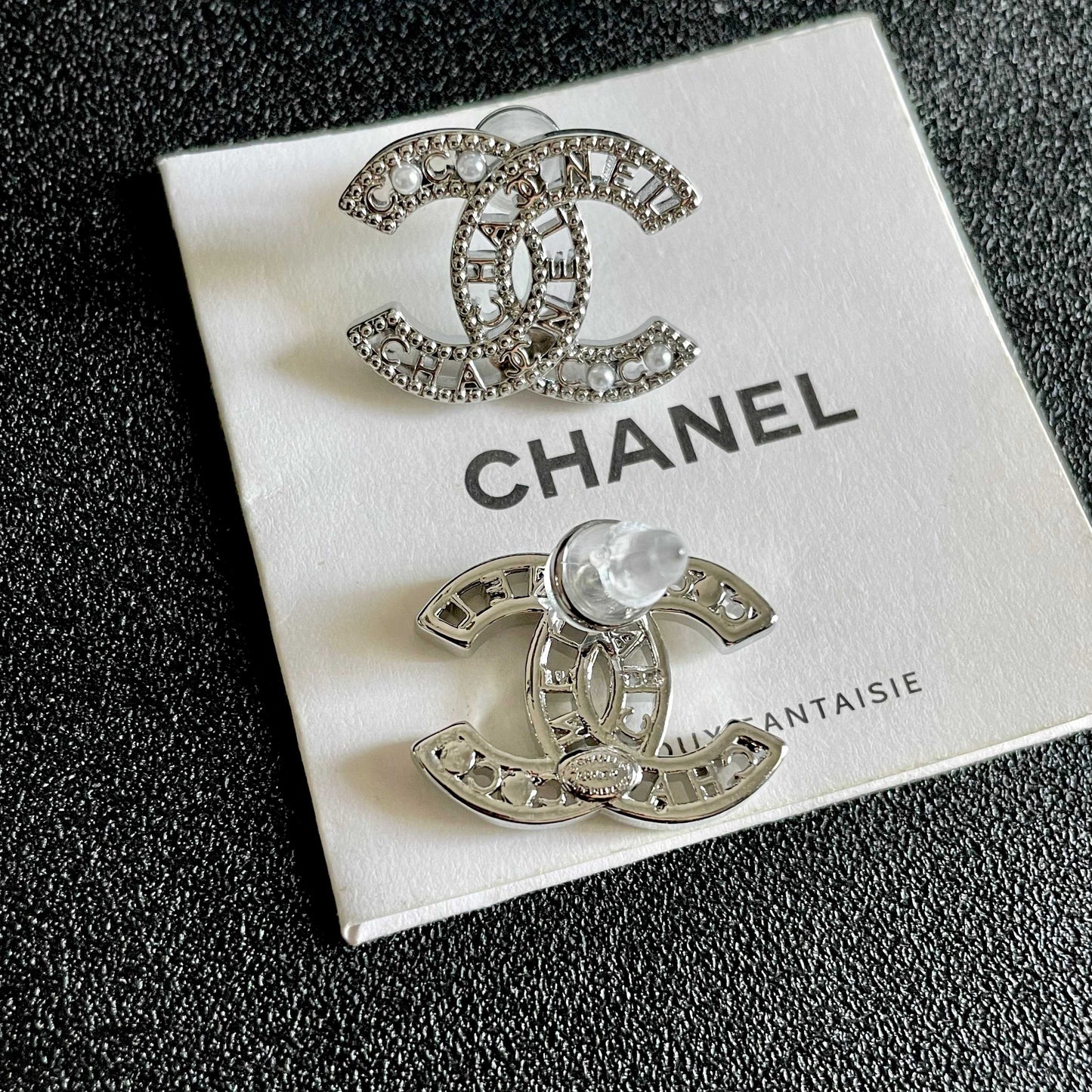 CHANEL 26S DOUBLE C LOGO CRYSTAL & PEARL DETAIL STUD EARRINGS IN SILVER METAL 631816