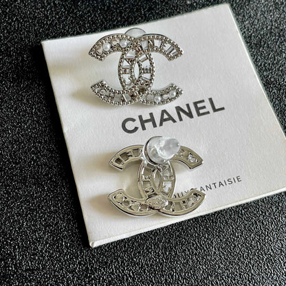 CHANEL 26S DOUBLE C LOGO CRYSTAL & PEARL DETAIL STUD EARRINGS IN SILVER METAL 631816