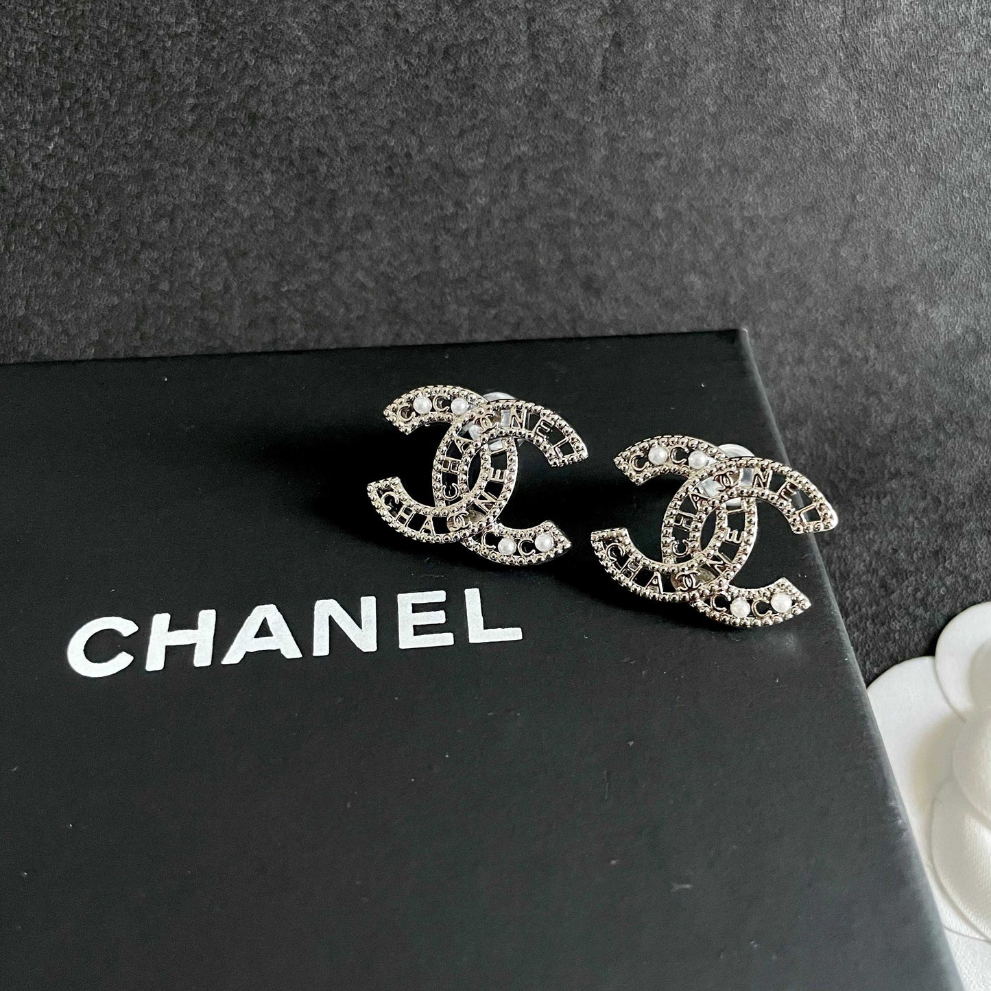 CHANEL 26S DOUBLE C LOGO CRYSTAL & PEARL DETAIL STUD EARRINGS IN SILVER METAL 631816