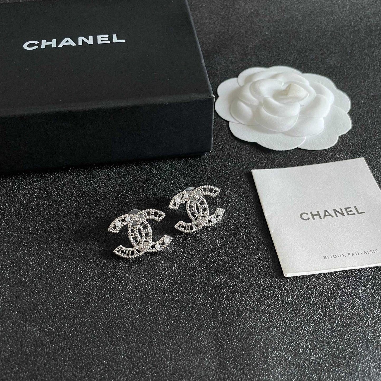 CHANEL 26S DOUBLE C LOGO CRYSTAL & PEARL DETAIL STUD EARRINGS IN SILVER METAL 631816