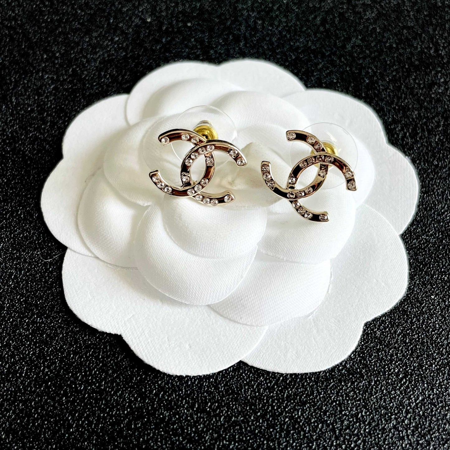 CHANEL 26S DOUBLE C LOGO CRYSTAL STUD EARRINGS IN GOLD METAL 631817