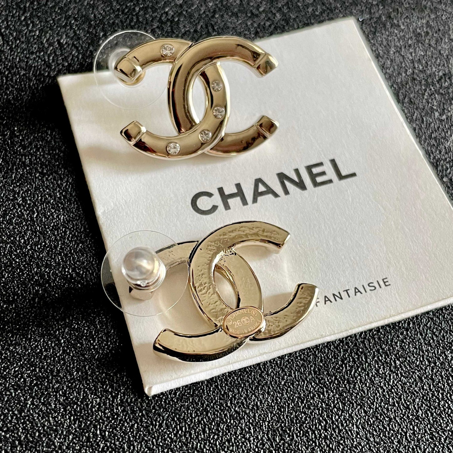CHANEL 26S DOUBLE C LOGO CRYSTAL STUD EARRINGS IN GOLD METAL 631903