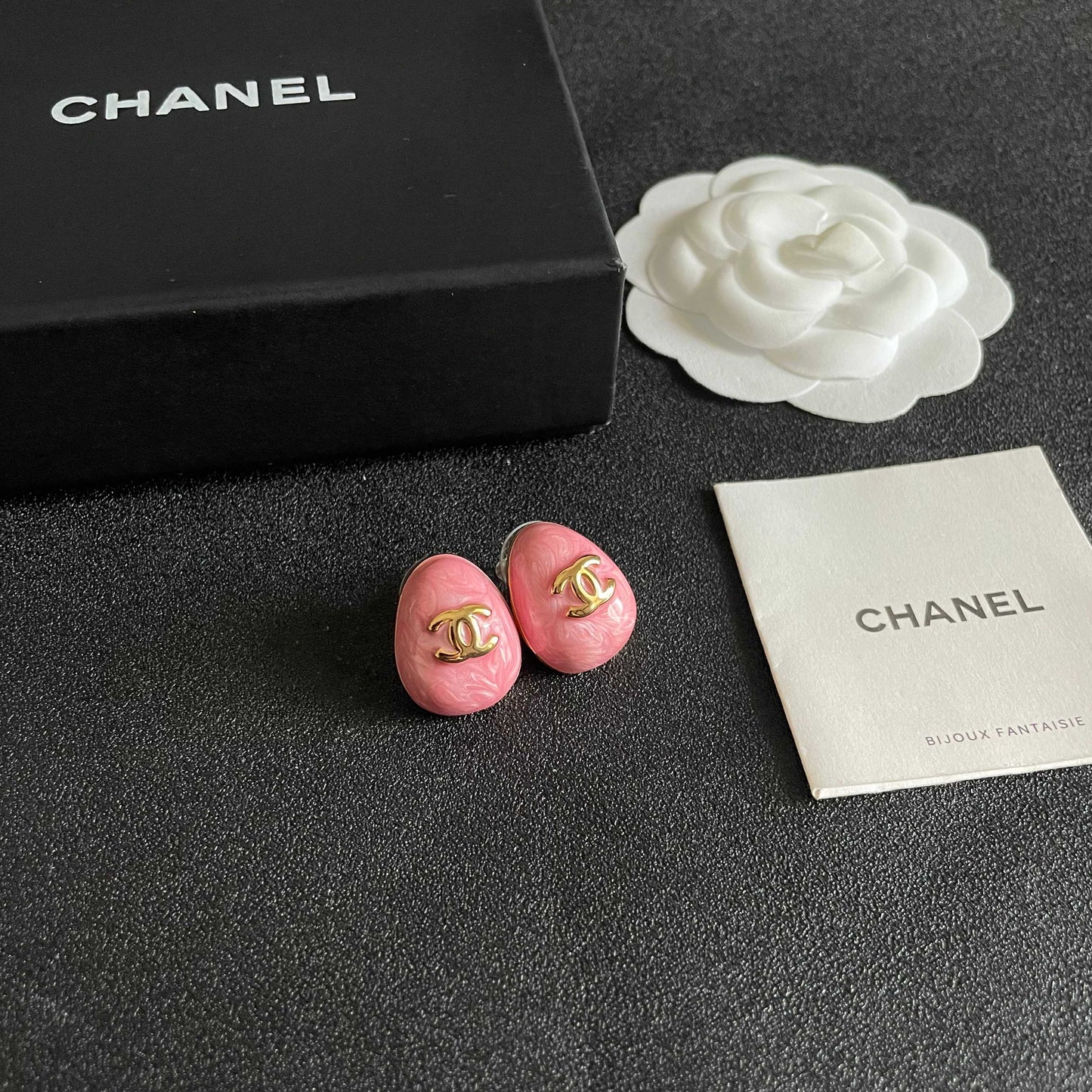 CHANEL 26S DOUBLE C LOGO OVAL STUD EARRINGS IN PINK MARBLE ENAMEL WITH GOLD METAL 631907